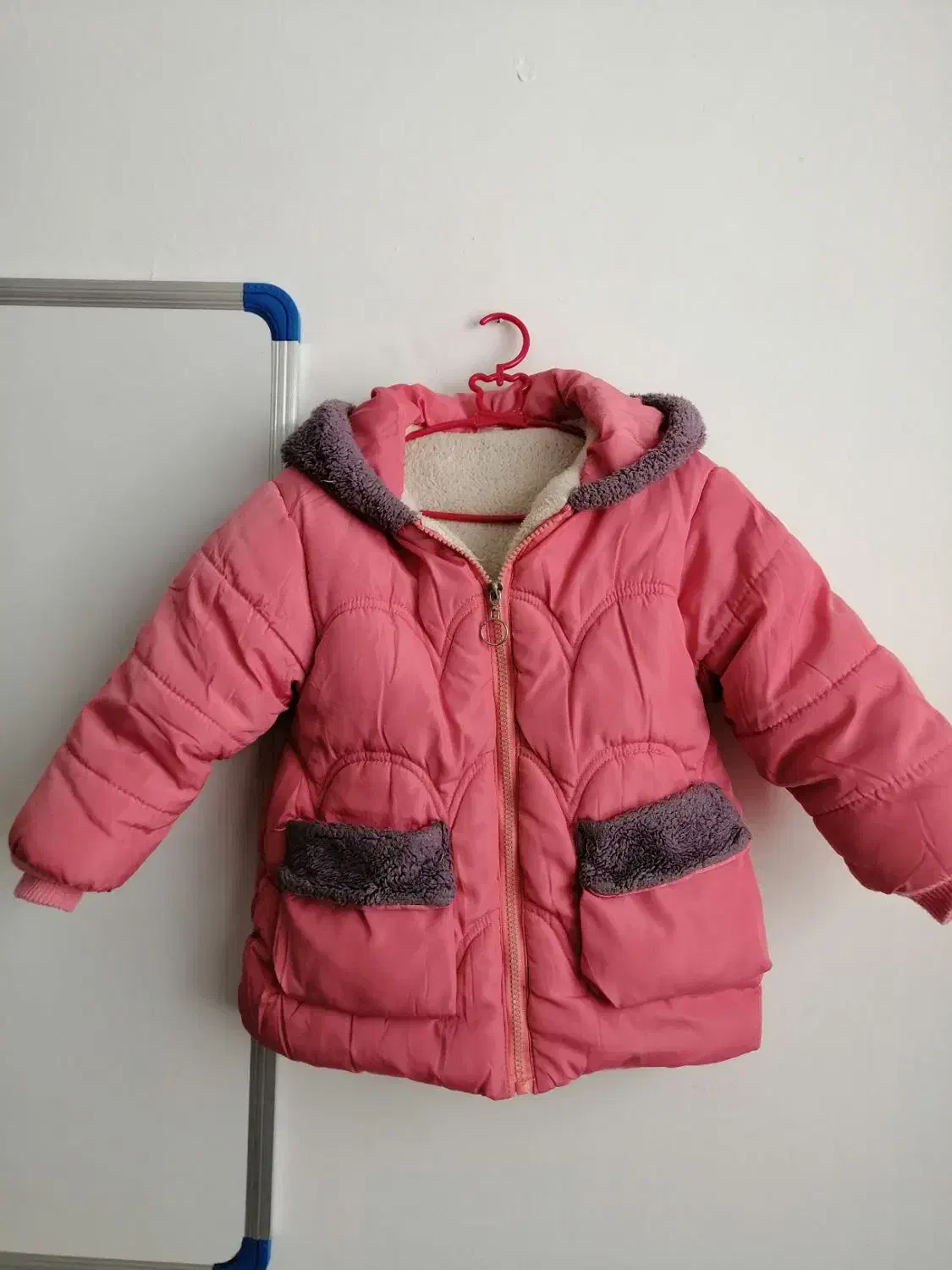 کاپشن بچگانه|کفش و لباس بچه|میانه, |دیوار