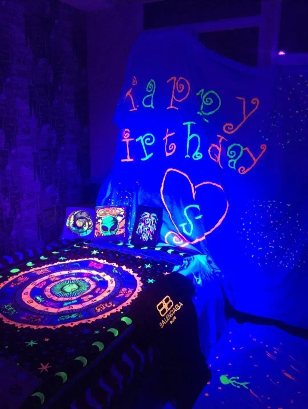 بلک لایت|سرویس روتختی|قدس, شهر‌قدس|دیوار