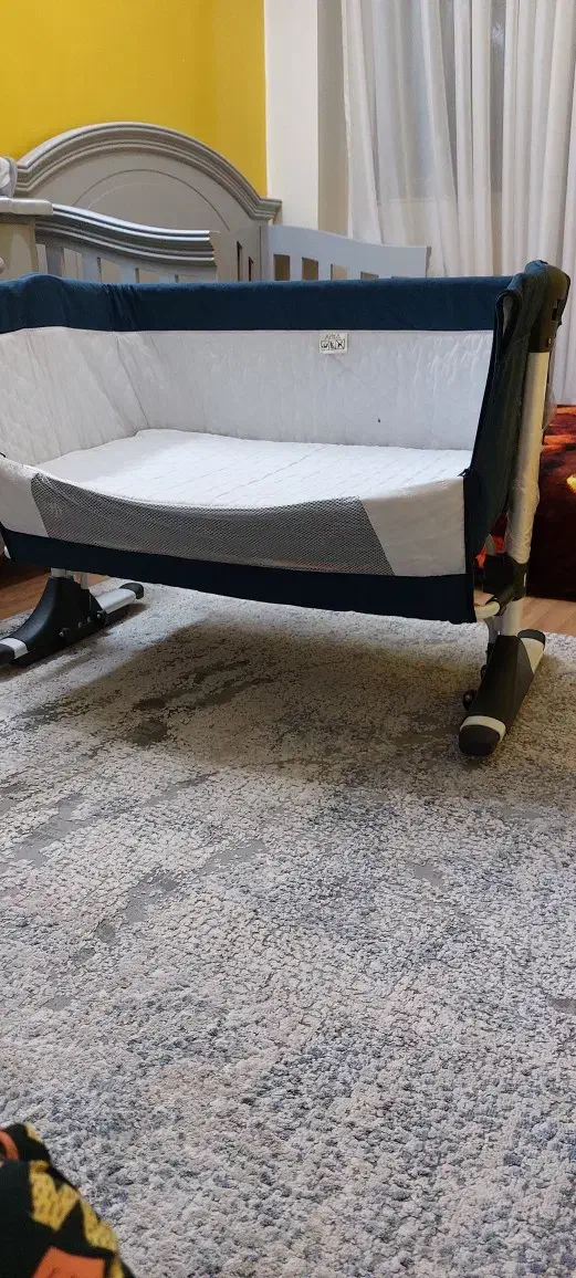 تخت نوزاد کنار تخت مادر|تخت و صندلی بچه|اسلامشهر, شهرک مفیدی|دیوار