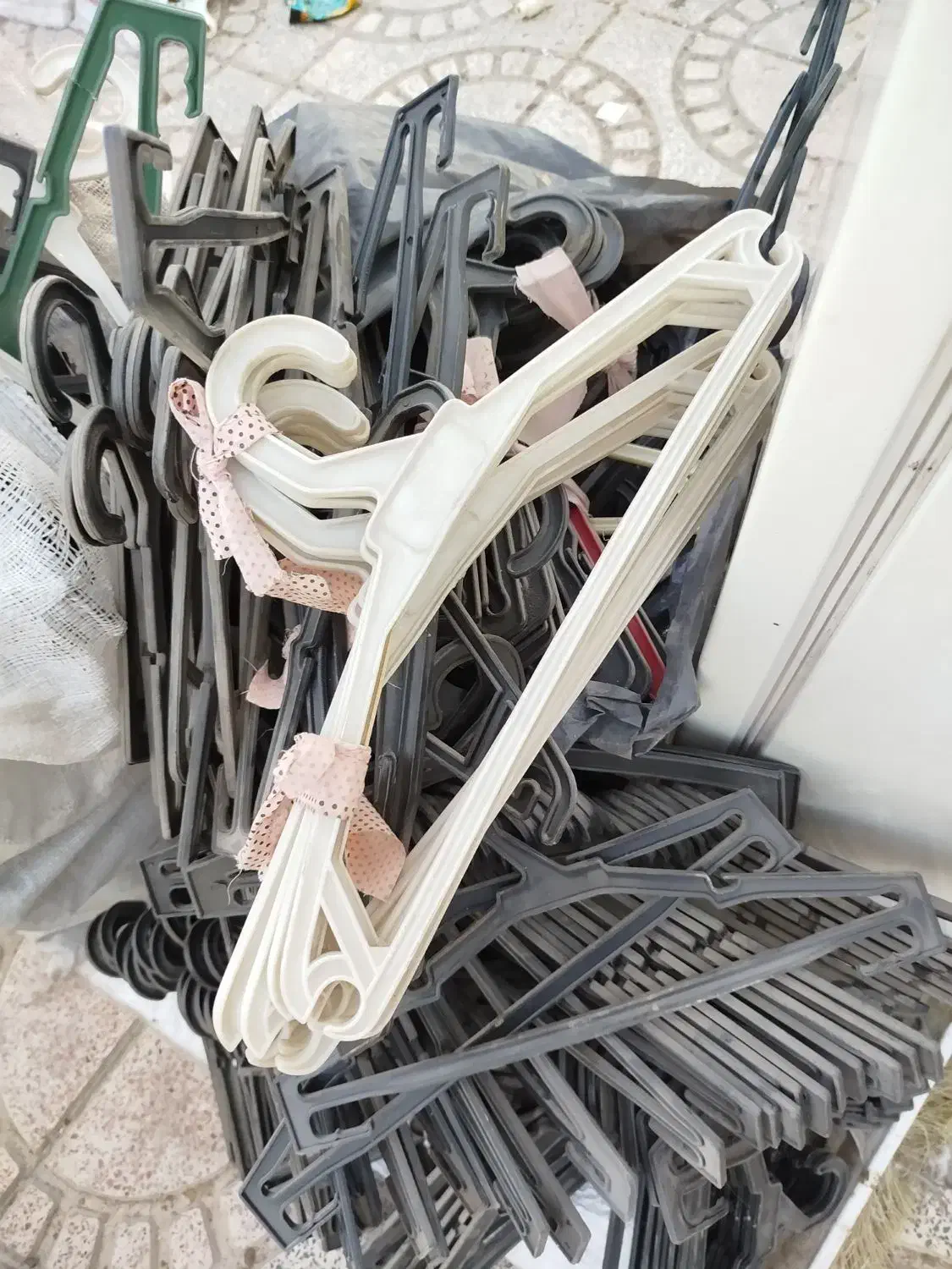 چوب لباسی یا آویز لباس|بندرخت و رخت‌آویز|شهریار, دهشاد پائین|دیوار