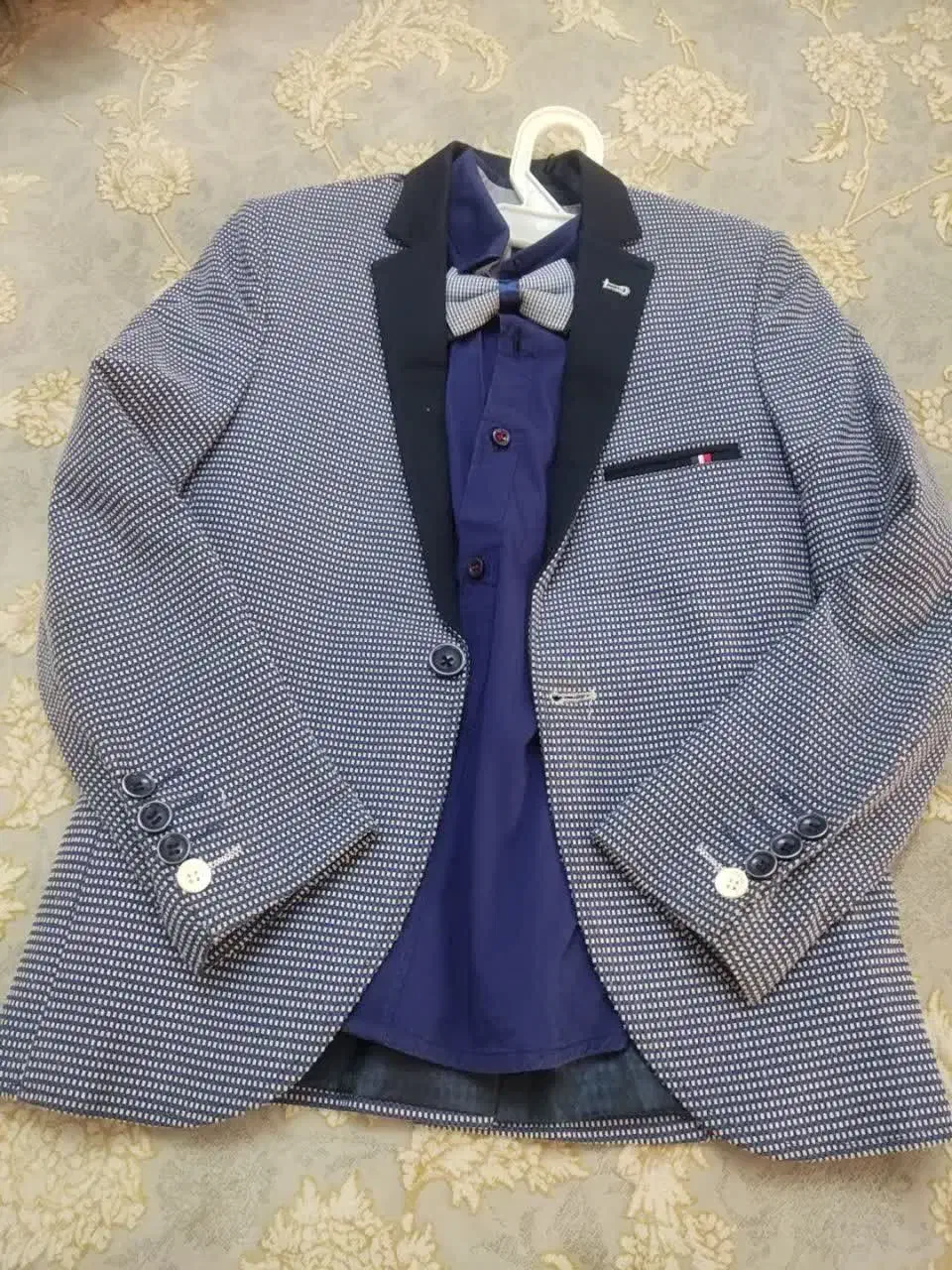 کت تک پسرانه با پیراهن|لباس|فردیس, منظریه|دیوار