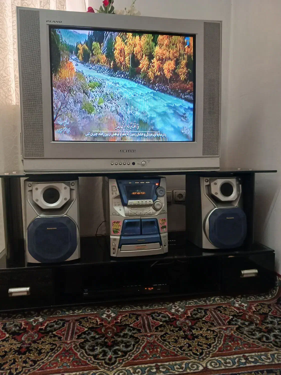 تلوزیون به همراه میز تلوزیون|تلویزیون و پروژکتور|رشت, پل تالشان|دیوار