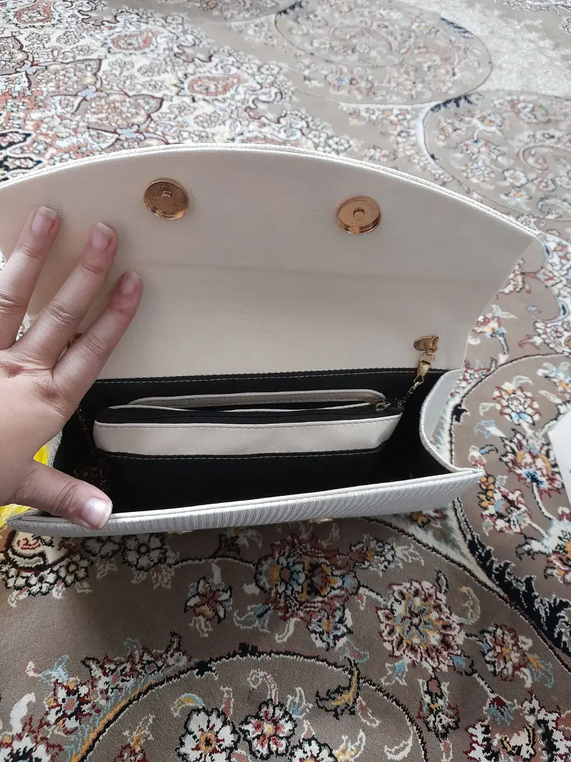 کیف مجلسی|کیف، کفش، کمربند|قم, انسجام|دیوار