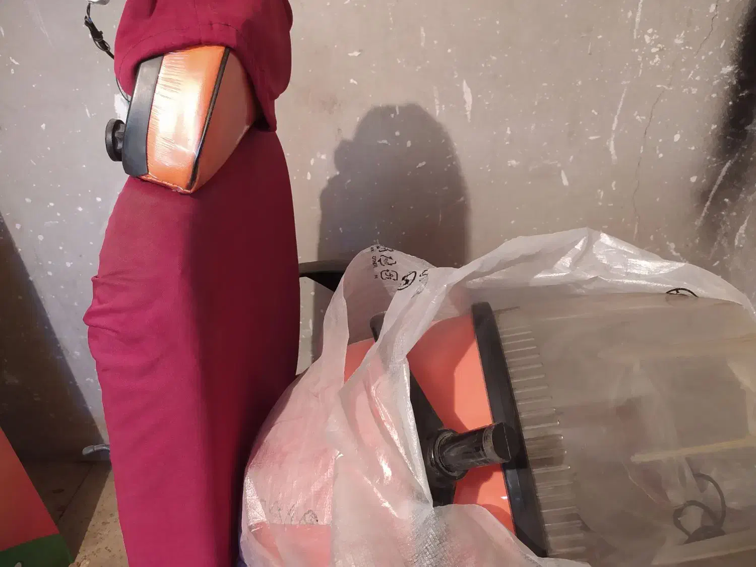 آینه و صندلی آرایشگاه و سشوار،روشویی|آرایشگاه و سالن‌های زیبایی|زنجان, |دیوار