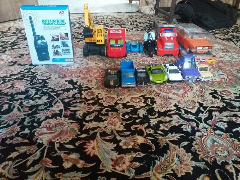 چند عدد ماشین فلزی و پلاستیکی و یک بیسیم|اسباب‌‌بازی|نسیم‌شهر, |دیوار