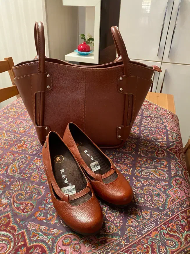 کیف و‌کفش|کیف، کفش، کمربند|دوگنبدان, |دیوار