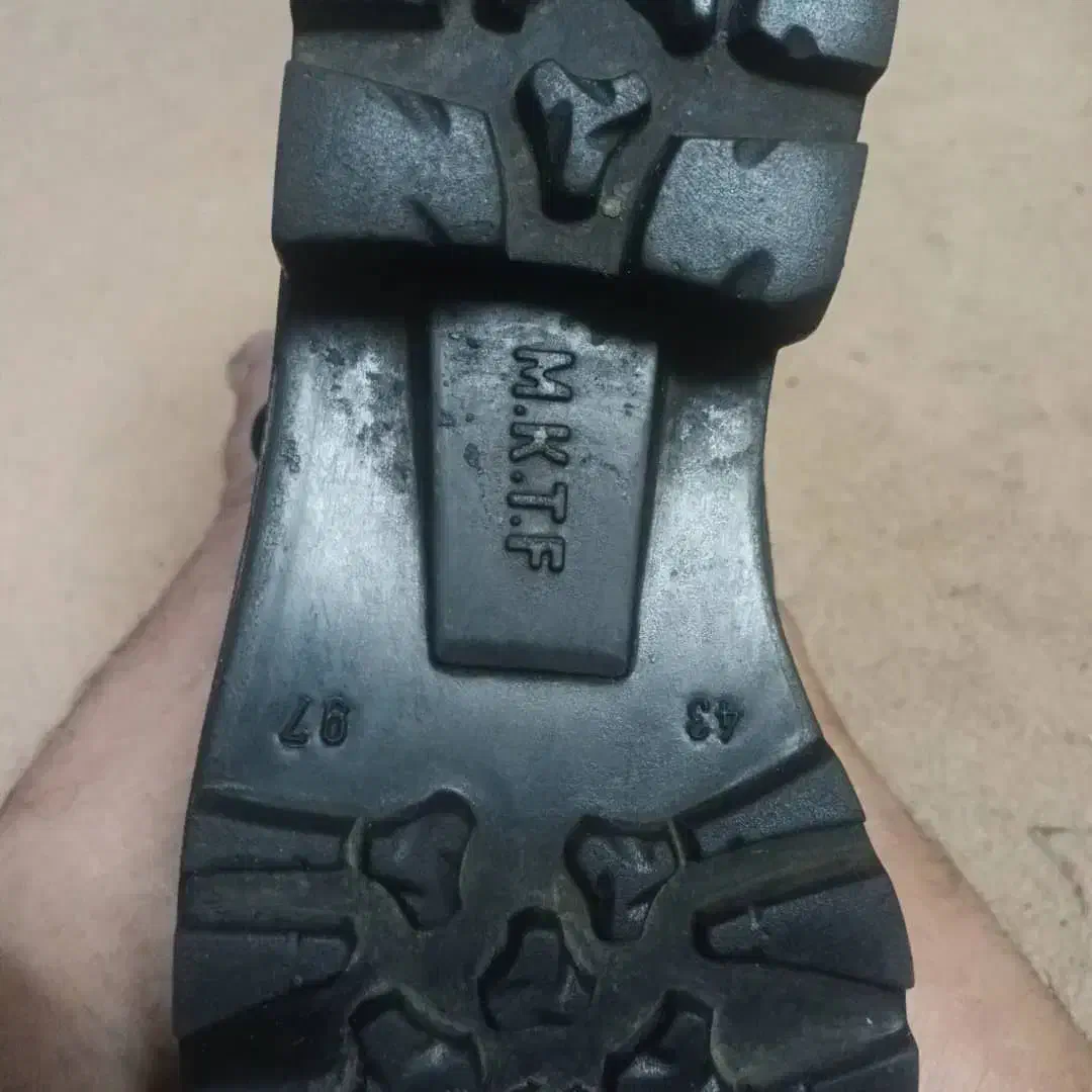 پوتین سربازی|کیف، کفش، کمربند|برخوار, |دیوار