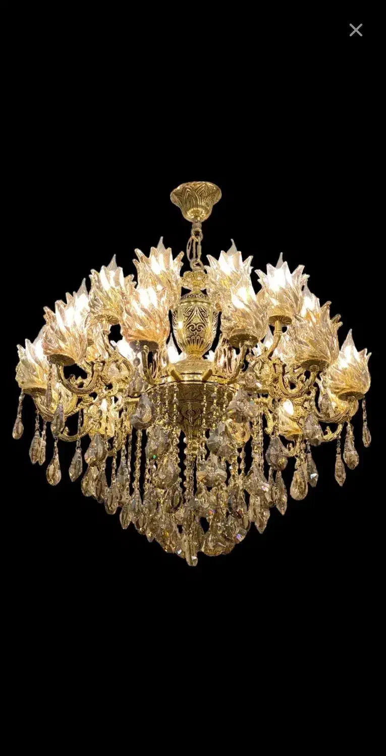 لوستر روی طوق فوق بزرگ در نمایشگاه کارمندان|لوستر و چراغ آویز|کرمانشاه, |دیوار