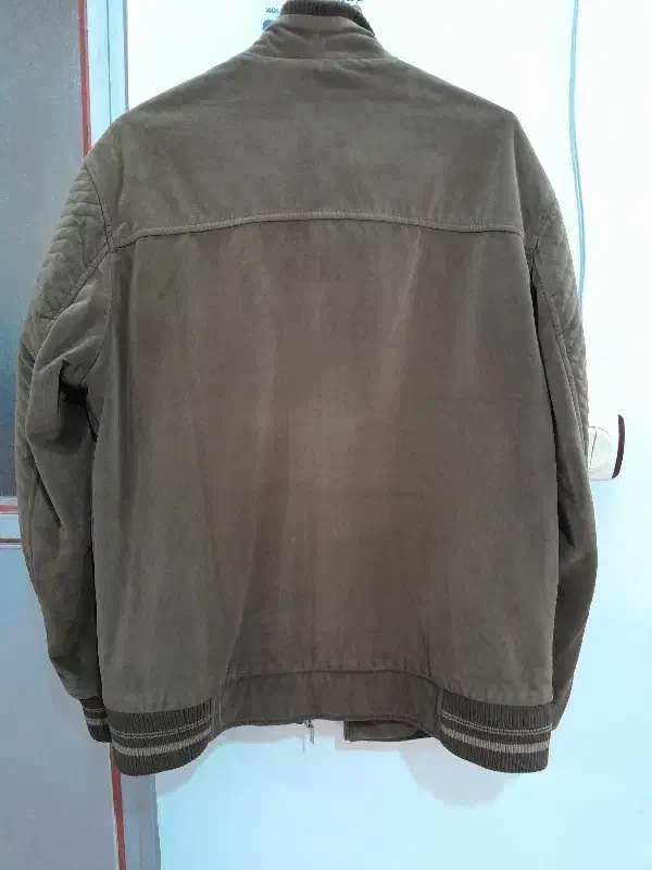 یک عدد کاپشن وژاکت و پیراهن|لباس|رشت, منظریه|دیوار