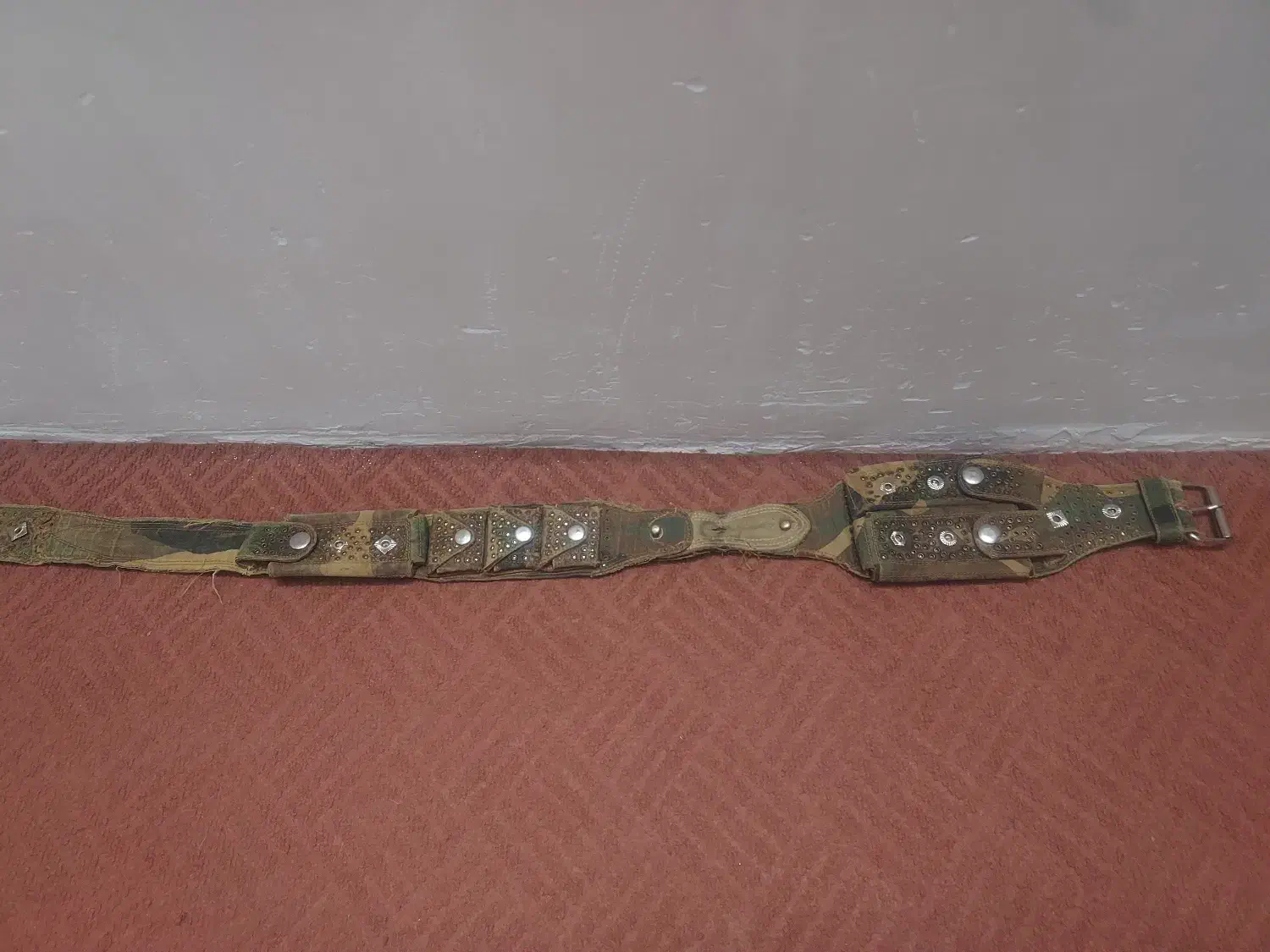 کمربند ارتشی قدیمی|کلکسیون اشیاء عتیقه|فارسان, |دیوار