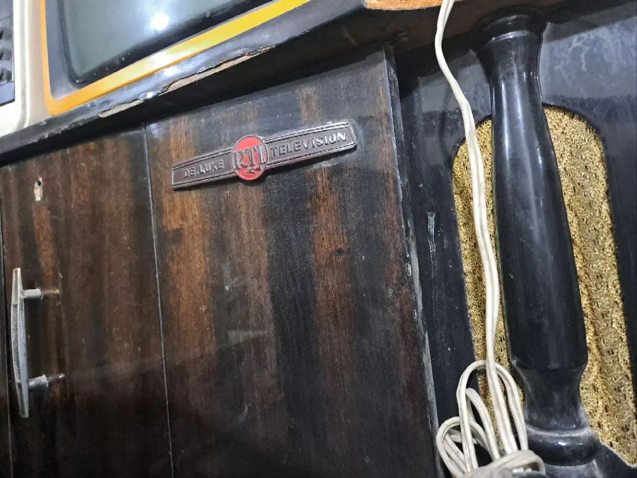 تلویزیون De.Luxe عتیقه کاملا آک و دست نخورده|کلکسیون اشیاء عتیقه|ورزنه, |دیوار