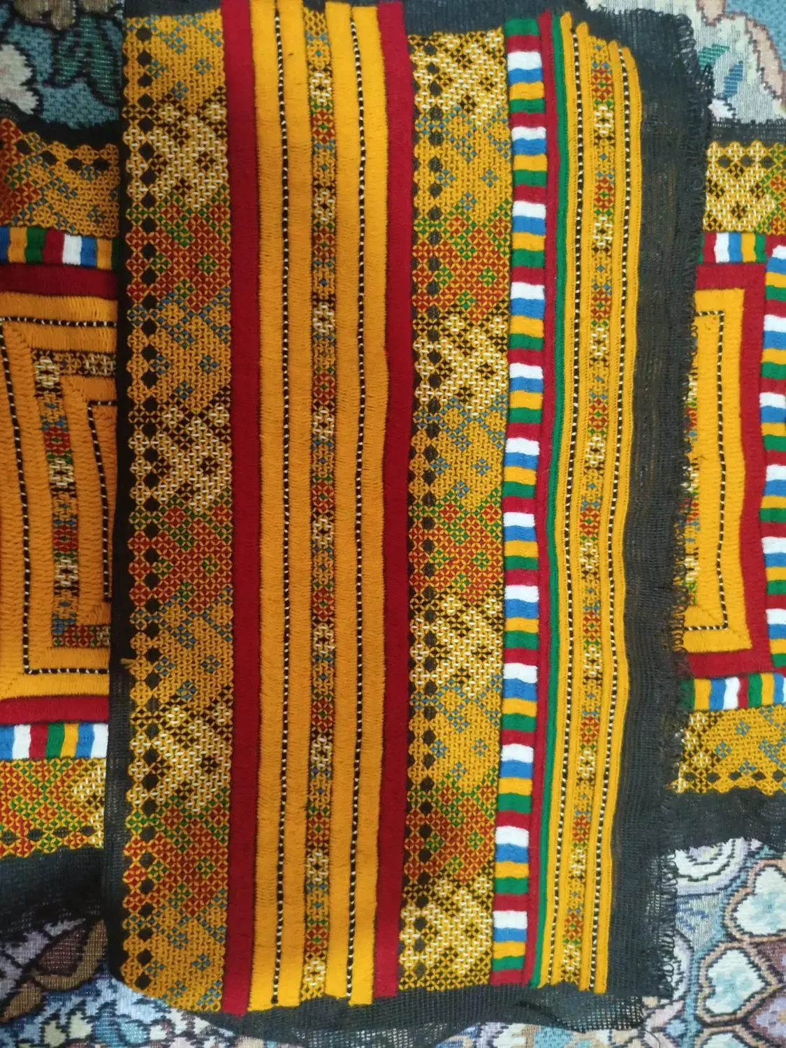 زیاستین|لباس|بمپور, |دیوار