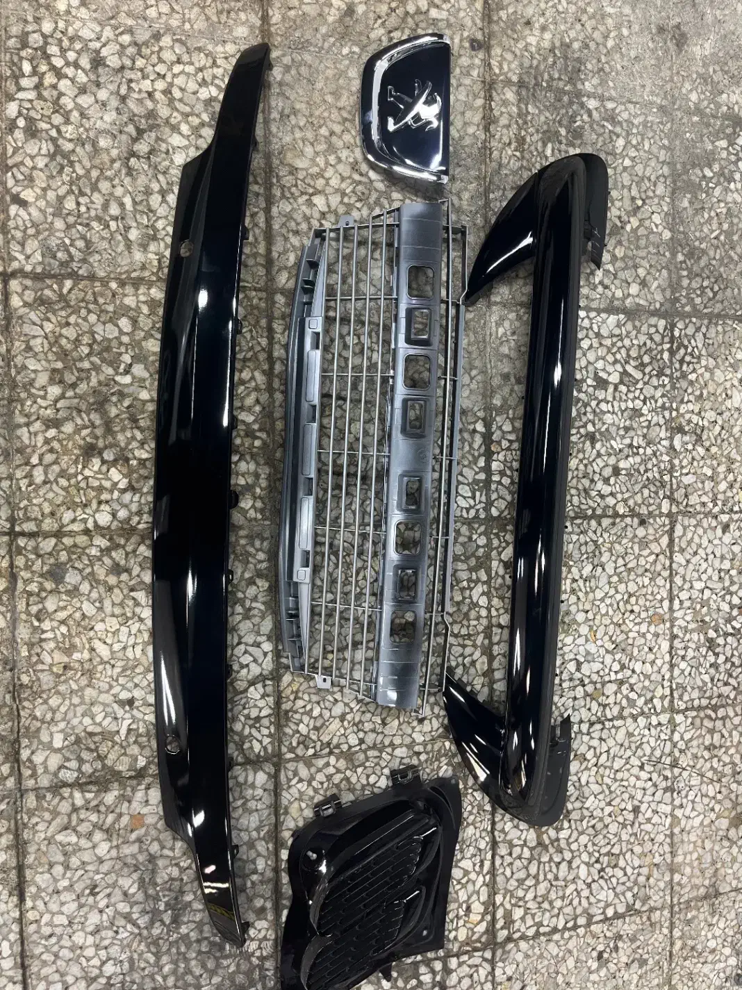 فلاپ جلو عقب پیانویی ۲۰۷ توری نقره ای هود کاپوت|قطعات یدکی و لوازم جانبی|تهران, بهاران|دیوار