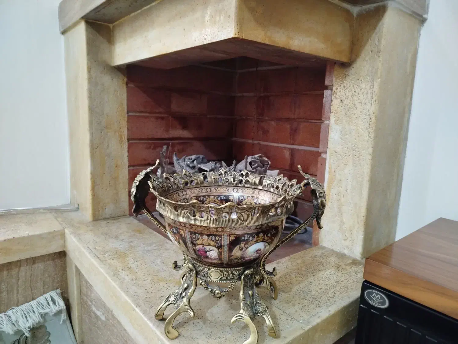 ظرف برنجی با طرح لیلی و مجنون|کلکسیون اشیاء عتیقه|کرج, کوی زنبق|دیوار