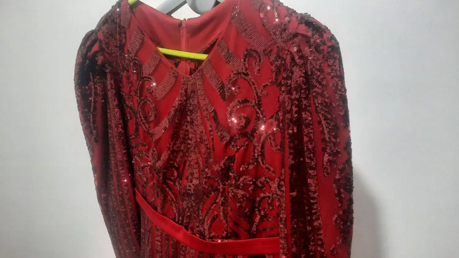 لباس مجلسی|لباس|لامرد, |دیوار