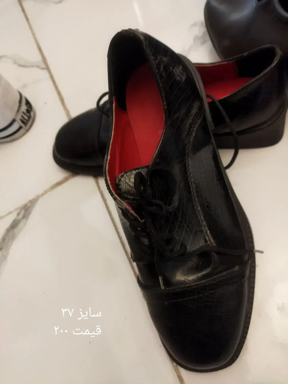 کفش|کیف، کفش، کمربند|بومهن, |دیوار