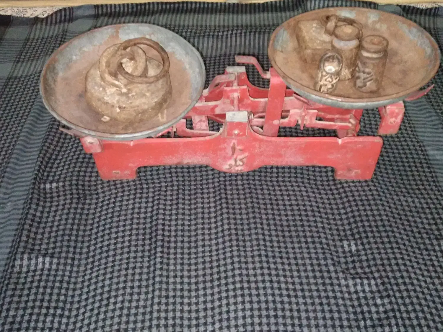 ترازو دو کفه ای قدیمی|کلکسیون اشیاء عتیقه|کاشان, عربها|دیوار