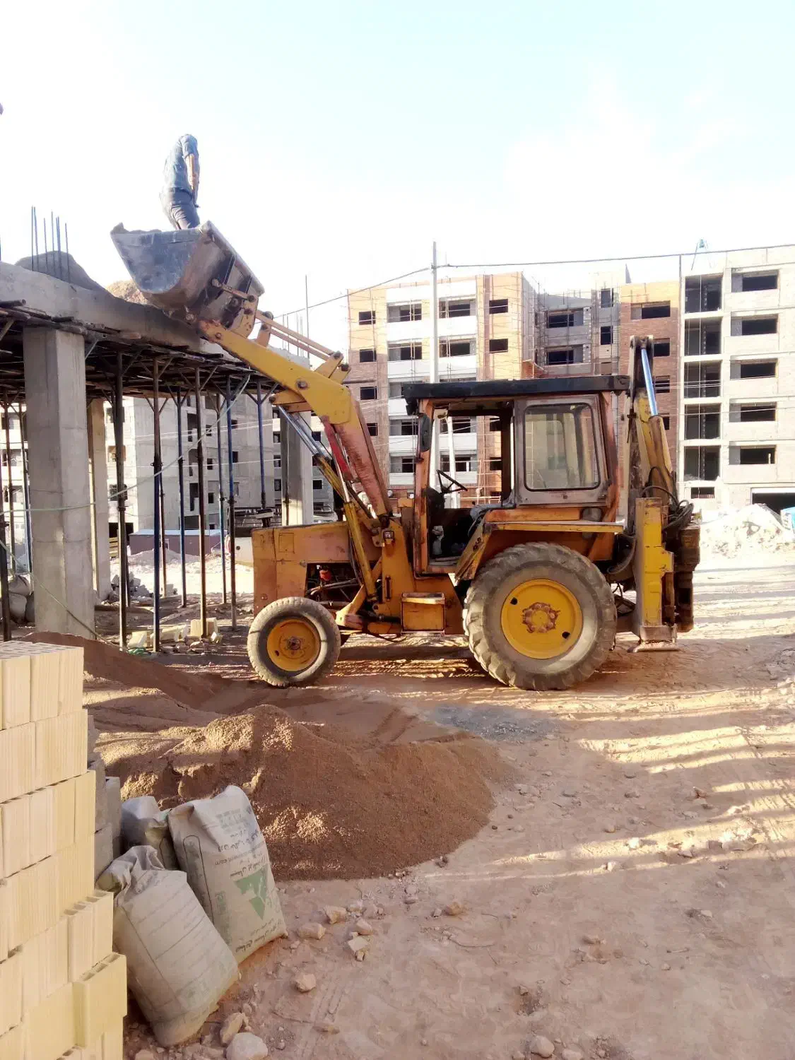 بیل بکهو کمپرسور کاتر آسفالتبر پیکور بالابر حفاری|خدمات پیشه و مهارت|بروجن, |دیوار