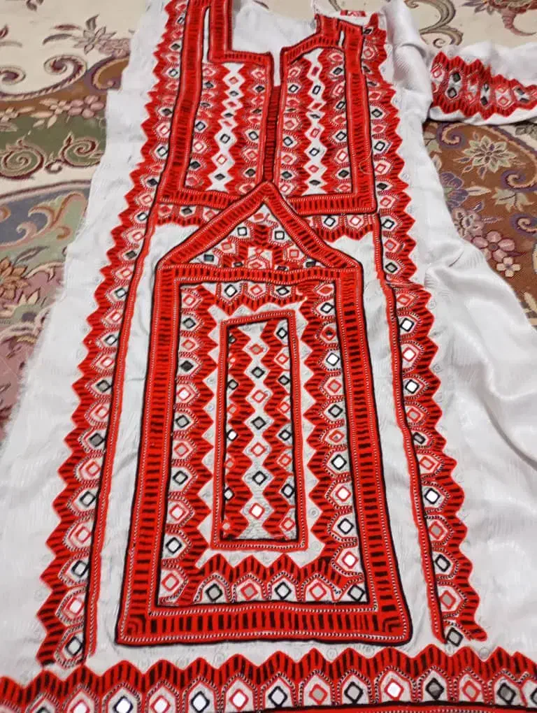 لباس دست دوز|لباس|خاش, |دیوار