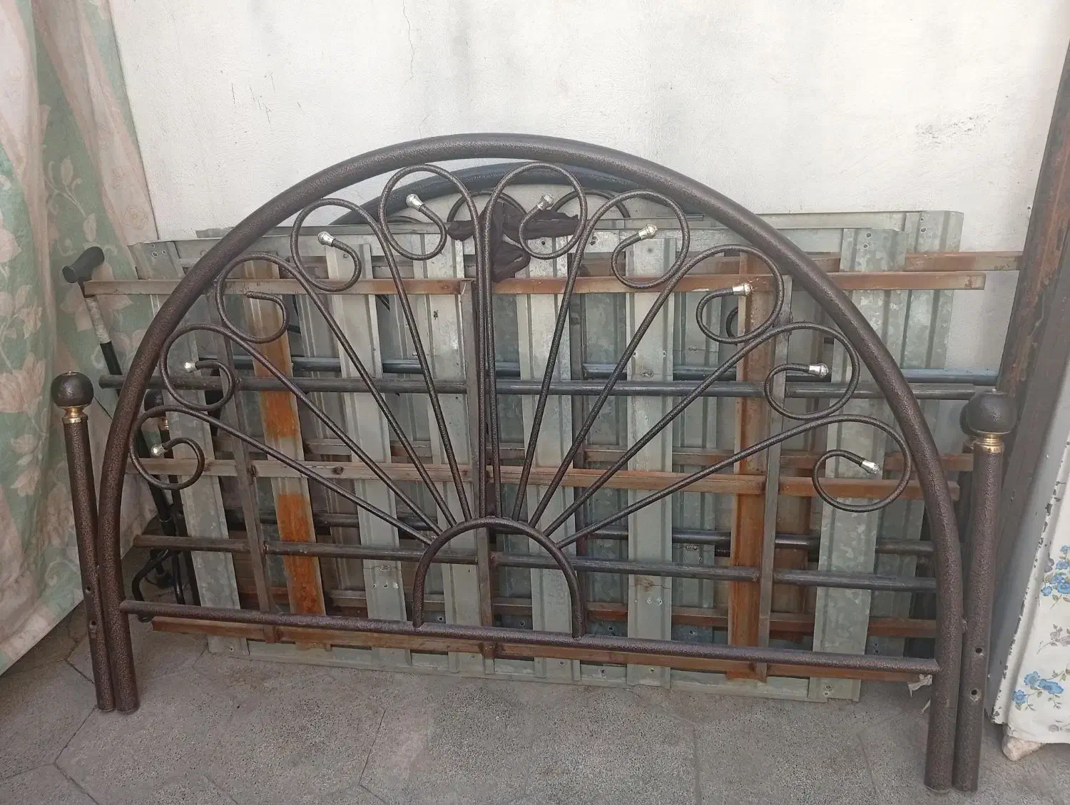 تخت دونفره با کفی آهنی بدون تشک|تخت و سرویس خواب|قم, چهل اختران|دیوار