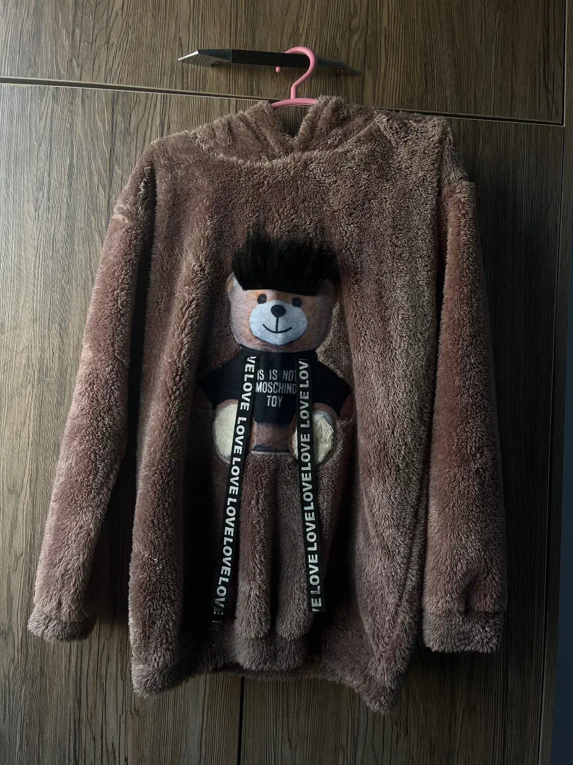 هودی تدی|لباس|رشت, معلم|دیوار