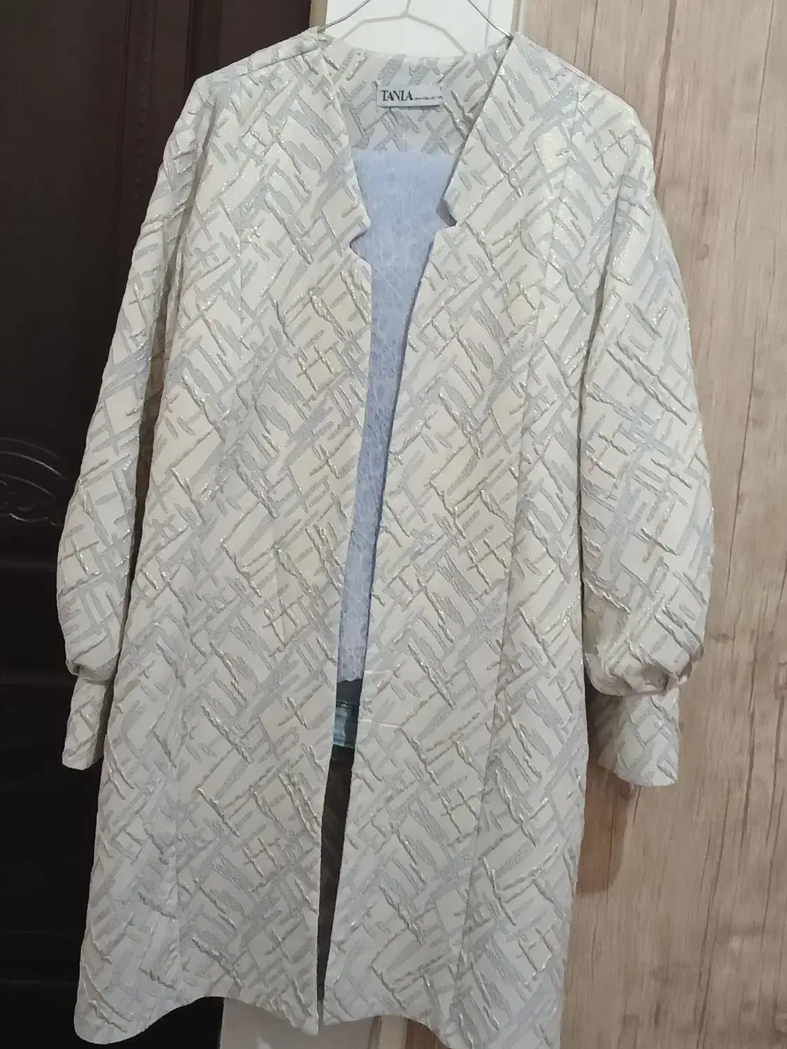 مانتو|لباس|رباط‌کریم, الارد|دیوار