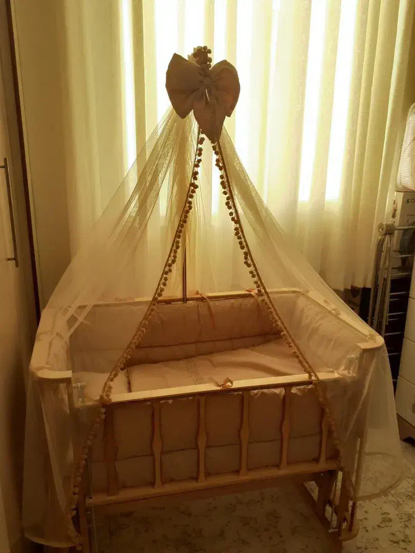 گهواره چوبی نو و تمیز|تخت و صندلی بچه|تهران, افسریه شمالی|دیوار