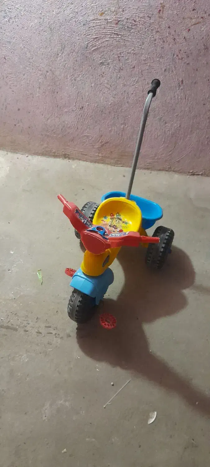 سه چرخه و چهار چرخ|دوچرخه، اسکیت، اسکوتر|ایوان, |دیوار