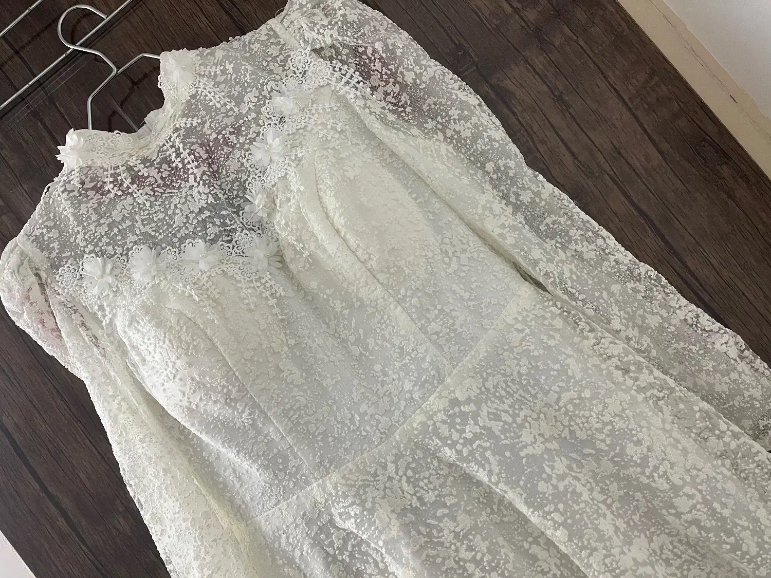 لباس عقد|لباس|کاشان, آیت الله سعیدی|دیوار