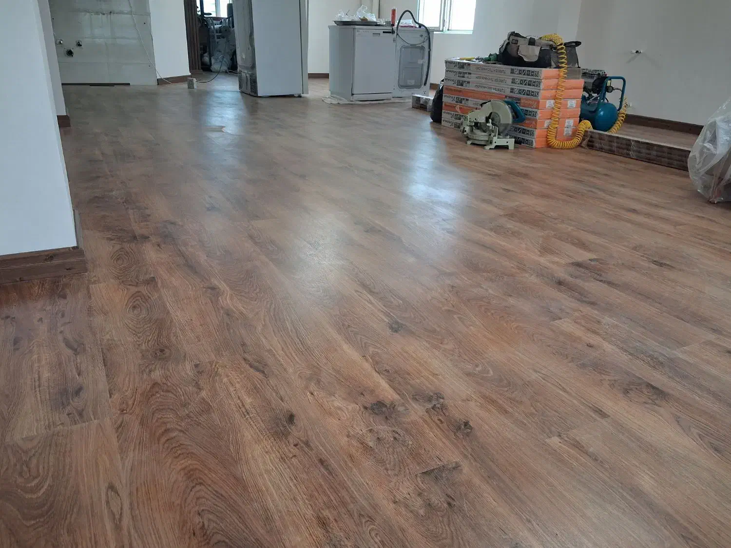 اجرای پارکت لمینت جناغی، الواری و قرنیز|خدمات پیشه و مهارت|رشت, سعدی (تختی)|دیوار