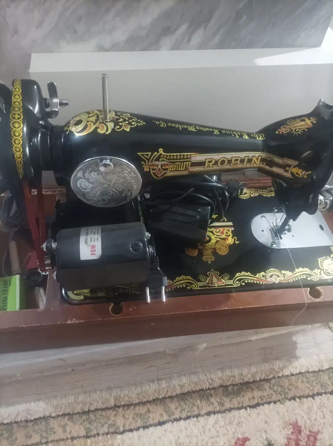 چرخ قدیمی|چرخ خیاطی و ریسندگی|شیراز, کوشک میدان|دیوار