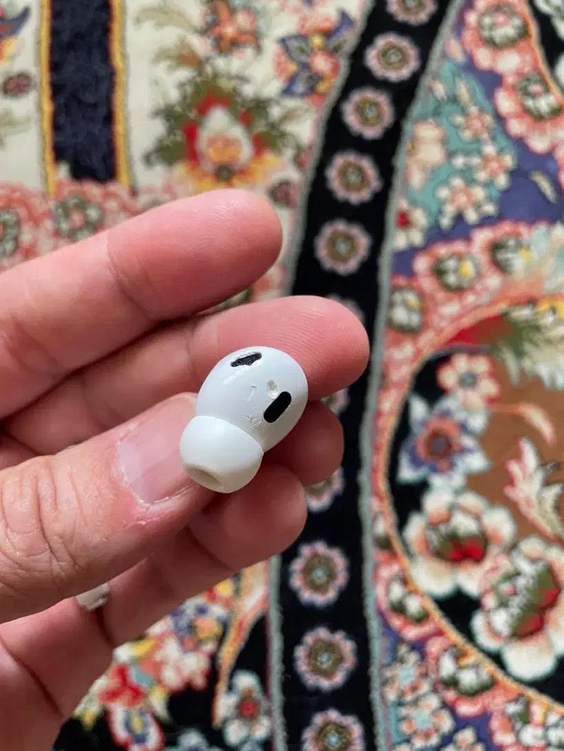 گوش راست ایرپاد پرو ۲ تایپ سی  ظاهرش ایراد داره|لوازم جانبی موبایل و تبلت|تهران, تهرانسر شمالی|دیوار