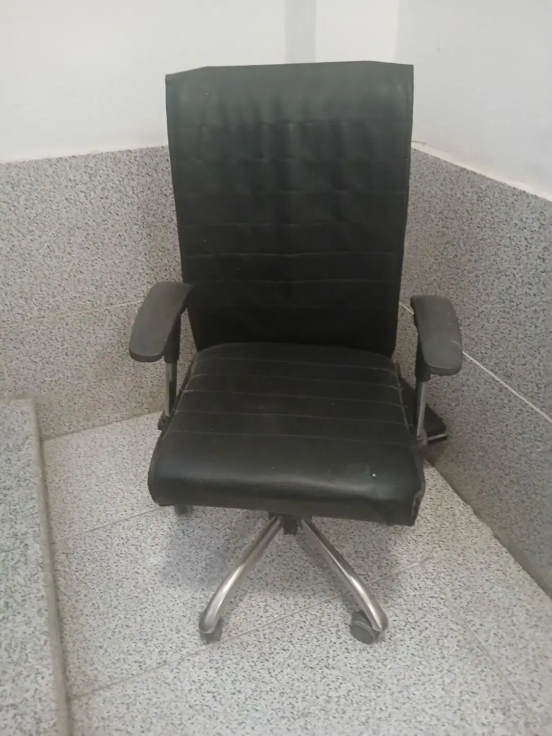 صندلی چرخ دار|صندلی و نیمکت|زاهدان, |دیوار