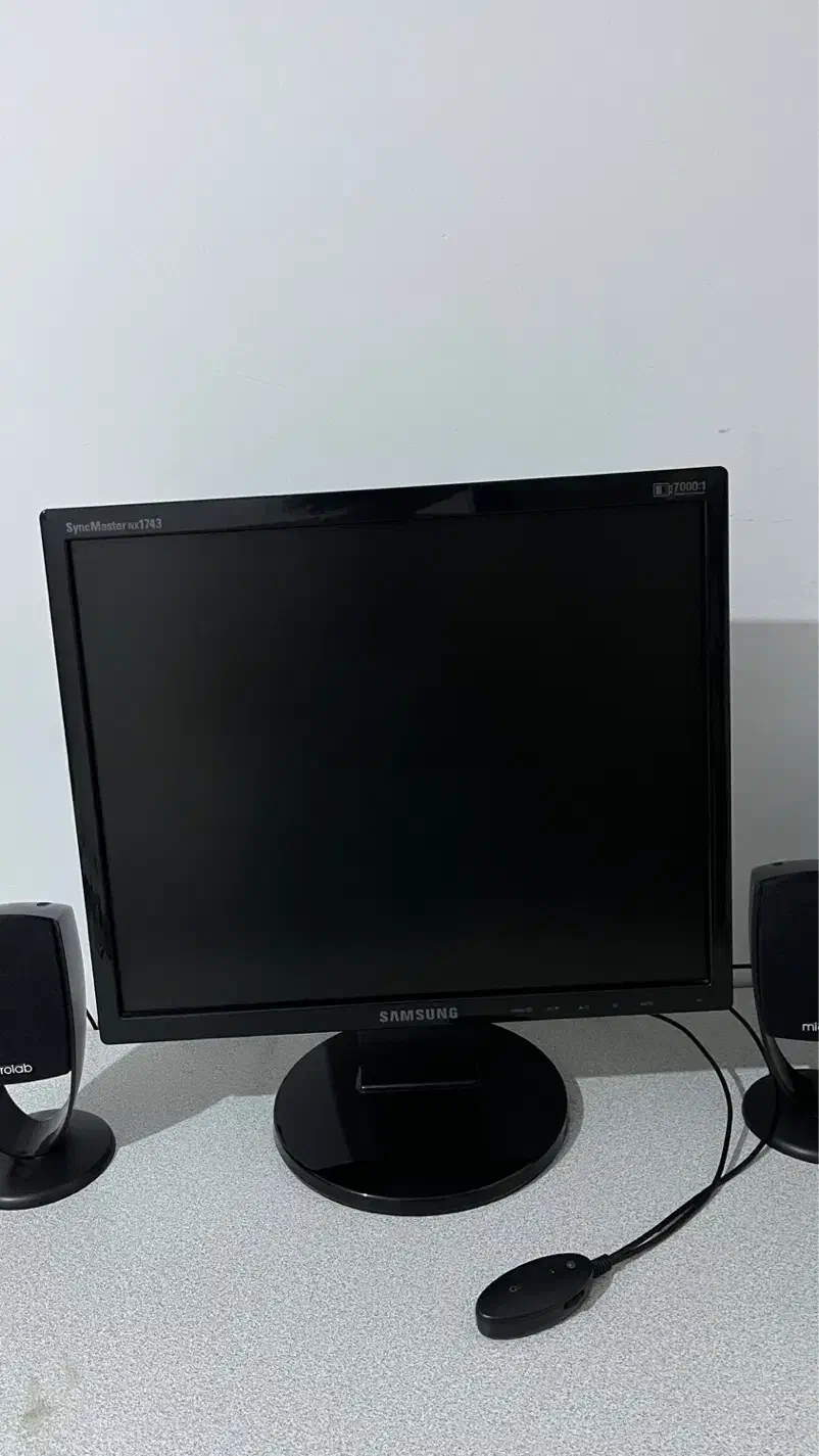 فروش مانیتور و میزکامپیوتر در حد نو|قطعات و لوازم جانبی رایانه|رشت, دیانتی|دیوار