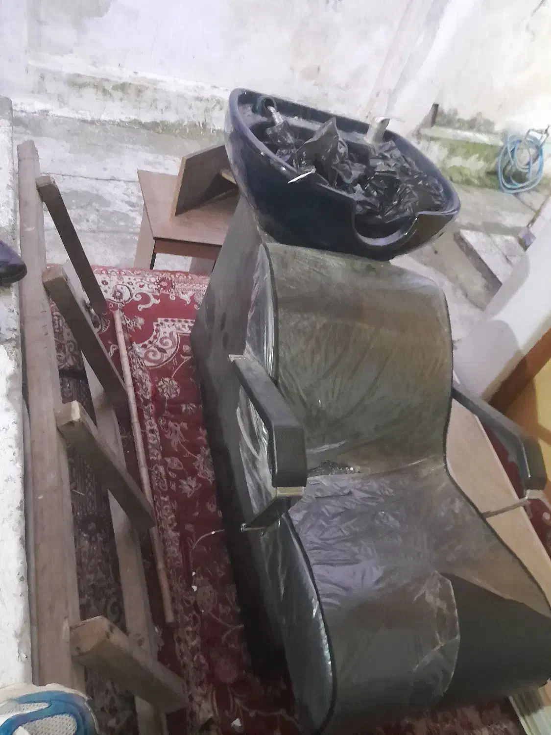 یک عدد سرشور.یک عدد صندلی چرخ دار|آرایشگاه و سالن‌های زیبایی|رشت, شالکو|دیوار