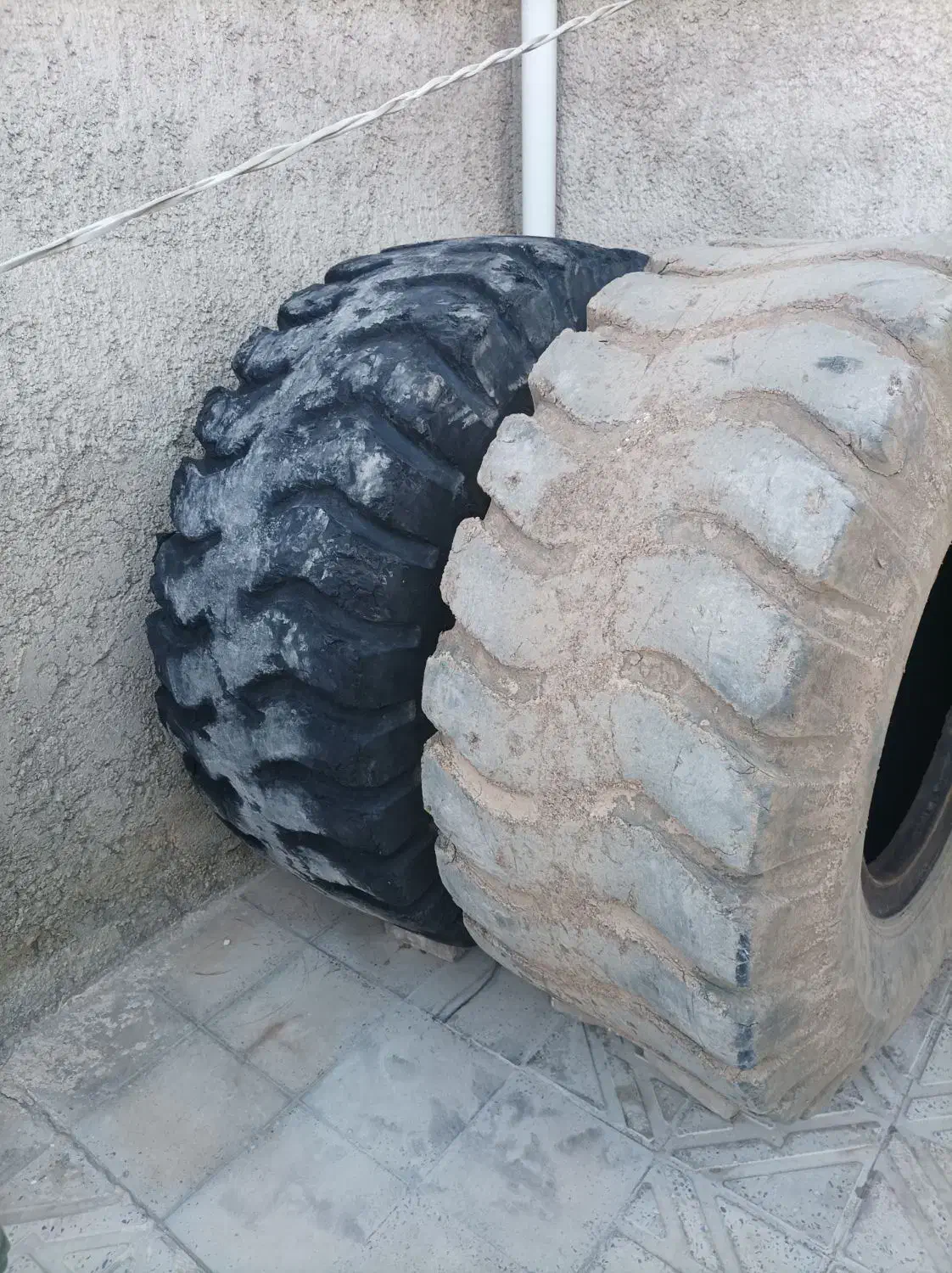 لاستیک لودر|خودرو سنگین|ایوان, |دیوار