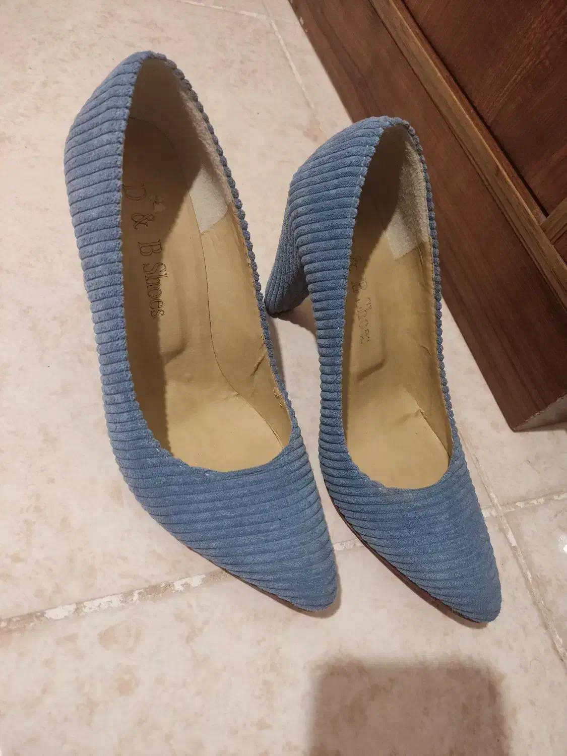 تعدادی لباس و کفش|لباس|شیراز, ریشمک|دیوار