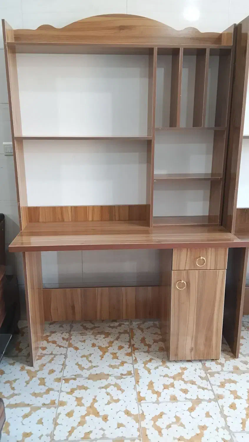 120کتابخانه دار|کتابخانه، شلف، قفسههای دیواری|یزد, |دیوار