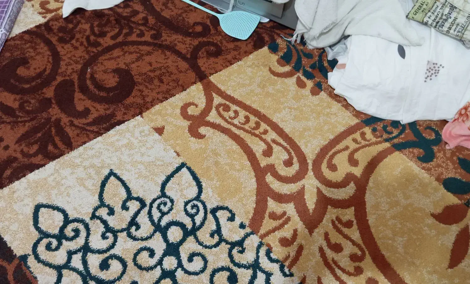 سه عدد گلیم فرش پرز دار و مقداری وسایل آشپزی|گلیم، جاجیم، گبه|دزفول, |دیوار