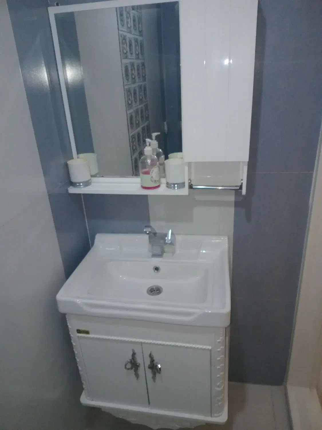 روشویی و باکس|لوازم سرویس بهداشتی|سقز, |دیوار