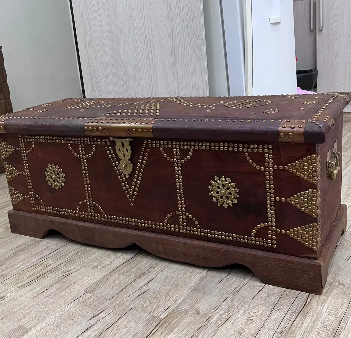 صندوق قدیمی بزرگ|کلکسیون اشیاء عتیقه|بوشهر, |دیوار