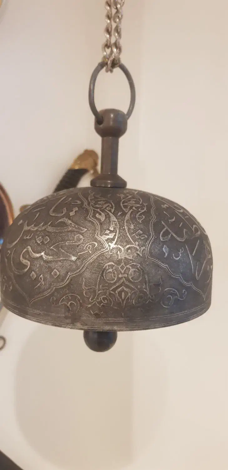 زنگ زور خانه منقوش به اسامی ائمه بسیار قدیمی|کلکسیون اشیاء عتیقه|آفتاب, |دیوار