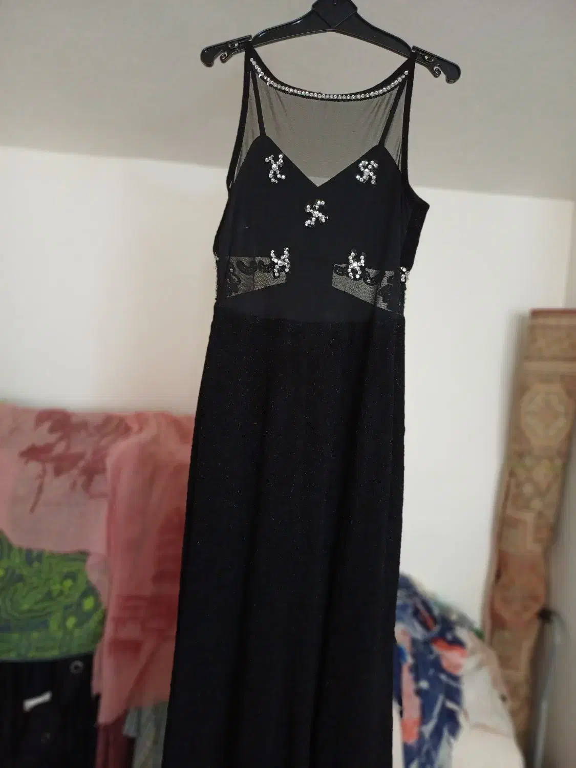 تعدادی لباس مجلسی|لباس|بندر انزلی, انقلاب|دیوار