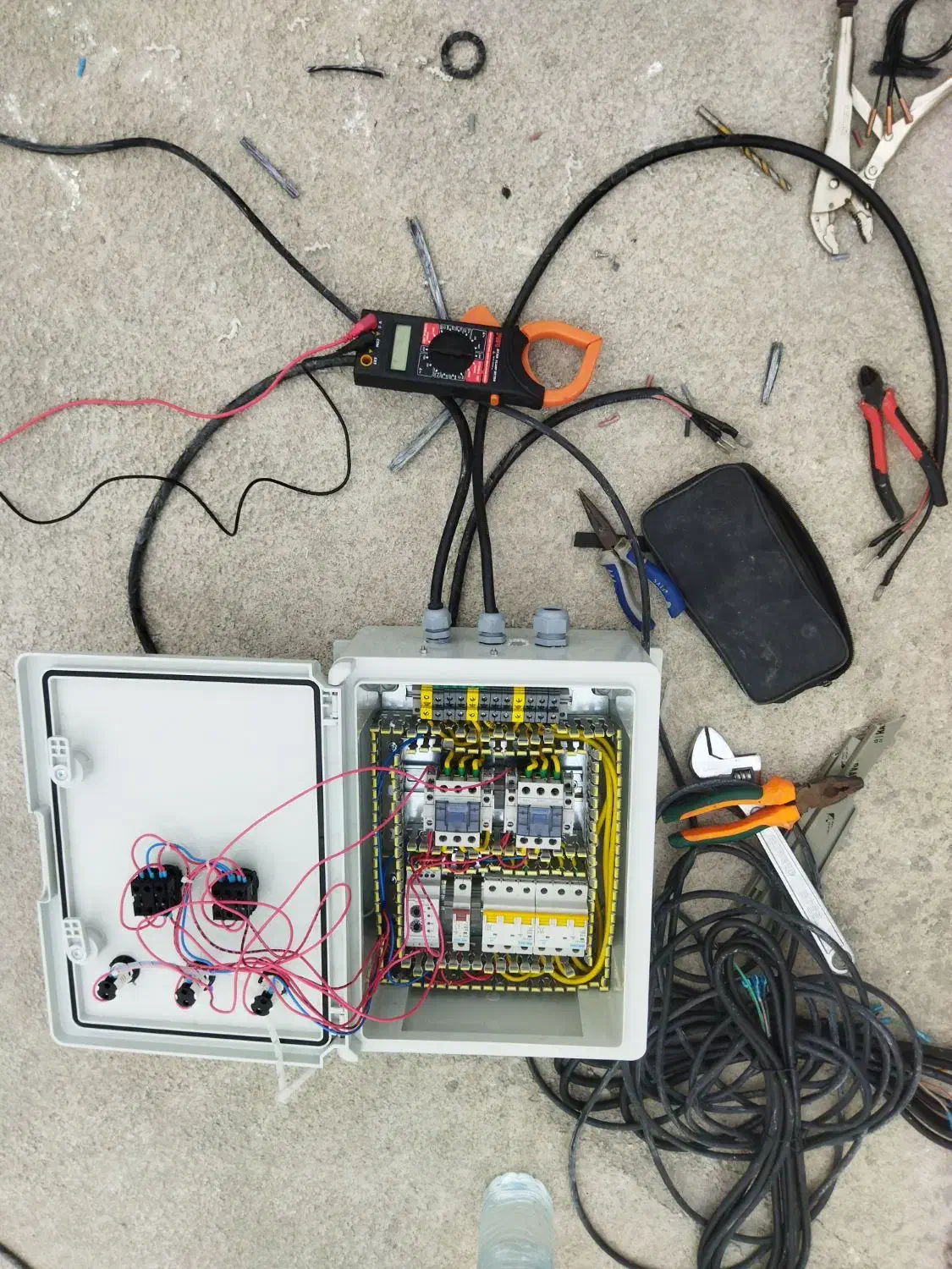 برقکاری ساختمان ، سیم کشی وعیب یابی|خدمات پیشه و مهارت|بندرعباس, |دیوار