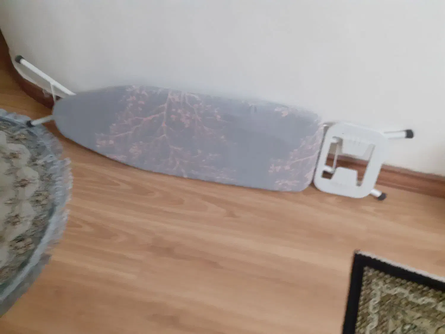 میز اتوسیم دار تمیز با تنظیم ارتفاع|اتو و لوازم اتو|رشت, معلم|دیوار