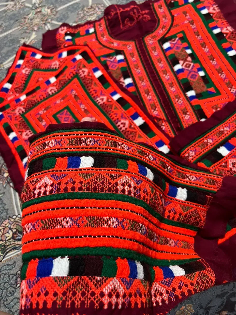 دوزنده زیاستین|لباس|سراوان, |دیوار