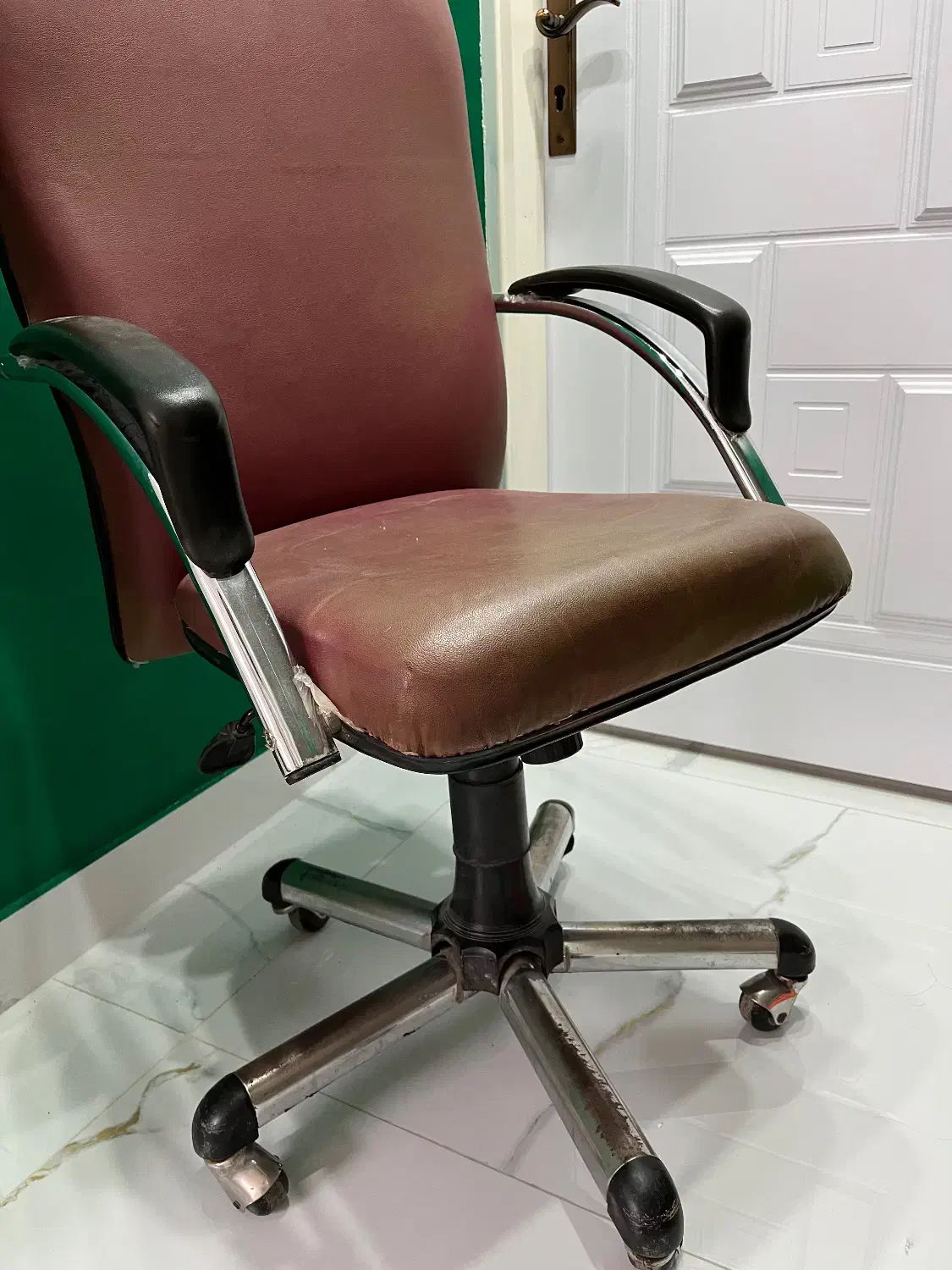 صندلی چرخان|صندلی و نیمکت|کوهدشت, |دیوار