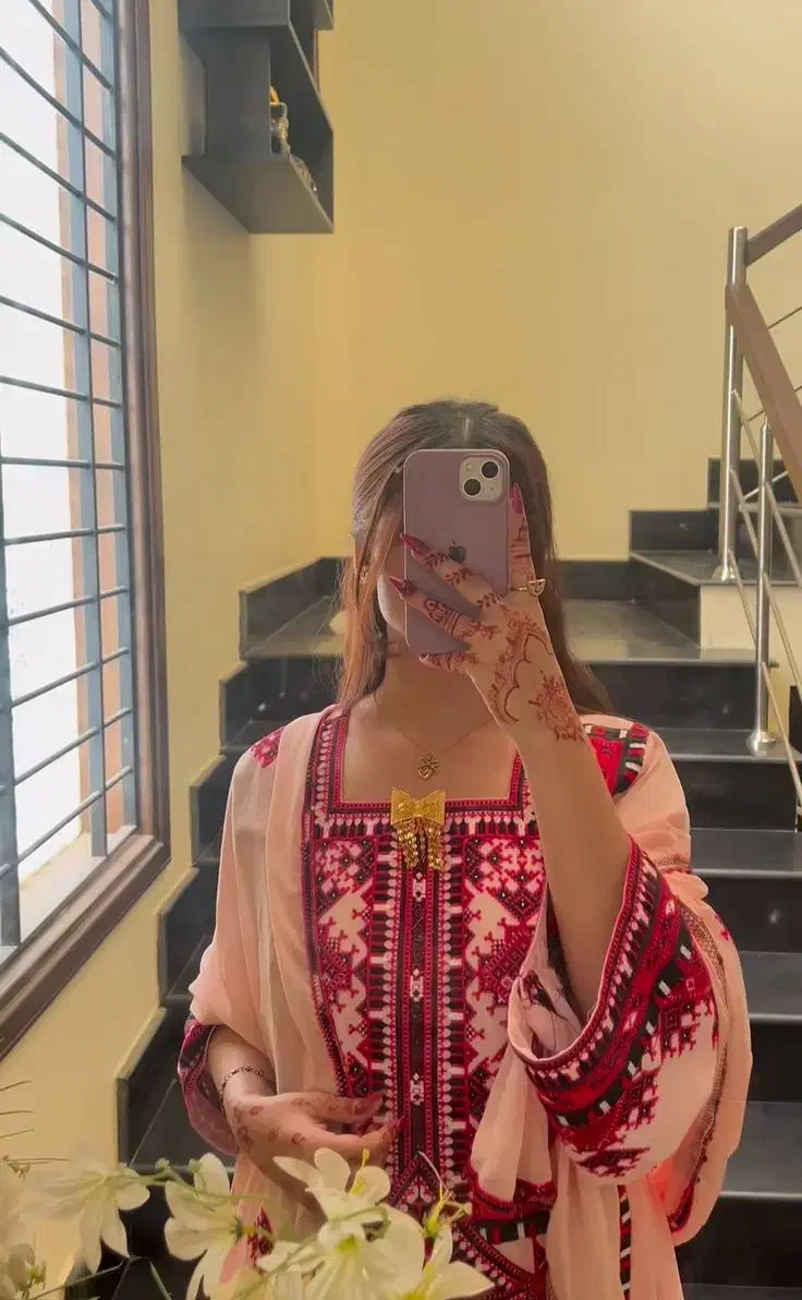 خیاط لباس بلوچی ، تک بدن ، آینه ، سبزو ، جالار|لباس|چابهار, |دیوار