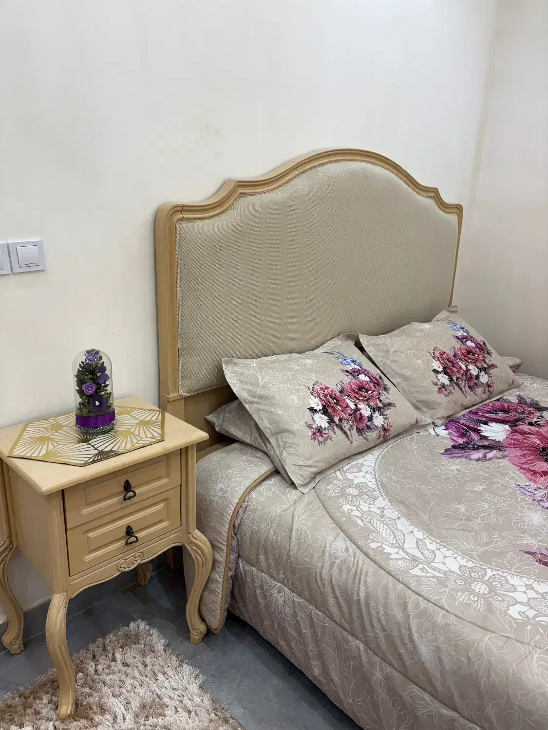 تخت خواب و‌میز آرایش|تخت و سرویس خواب|فومن, |دیوار