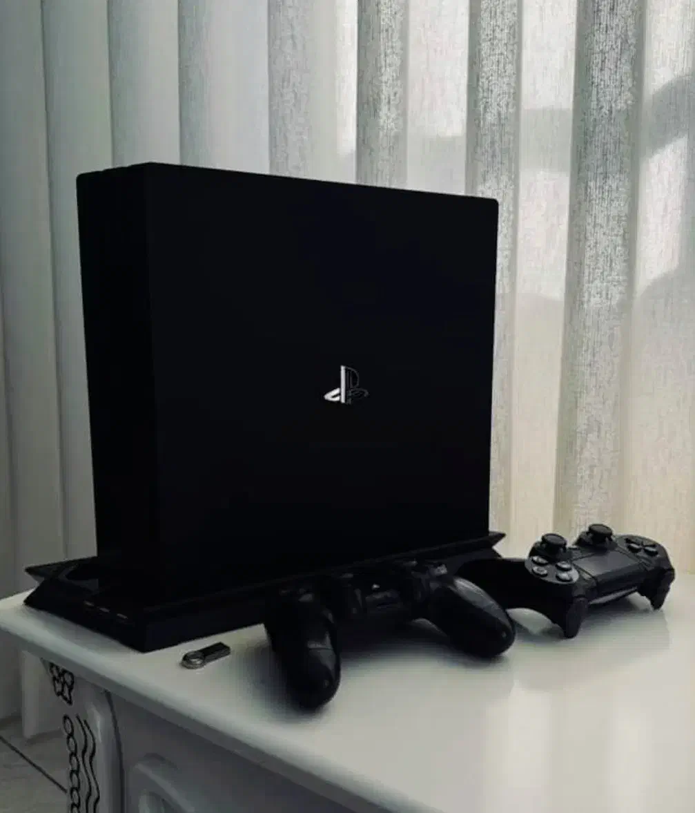Ps4 pro دو دسته همراه با فن و دیسک pes2020|کنسول، بازی ویدئویی و آنلاین|نسیم‌شهر, |دیوار